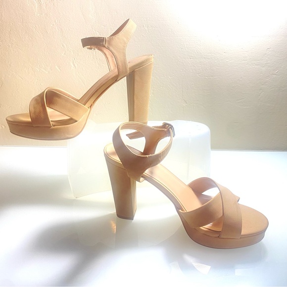 Heart in D Tan High Heel Platform Cross Straps Ankle Buckles  Size 8M Sandals - Picture 1 of 10
